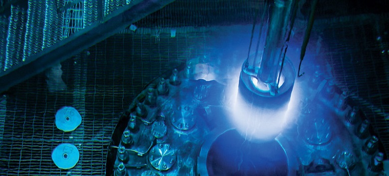 Illustration : Réacteur à haut flux d'isotopes lors d'un rechargement en combustible. La lueur bleue est due au rayonnement Cherenkov. Crédit : Genevieve Martin, ORNL, Pexels